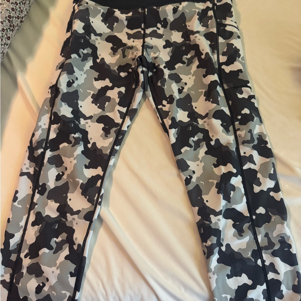 CVG Reversible Camouflage Patterned Leggings Large Capri